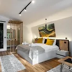 Blisku Do Gradot - Riverfront Luxury Lodge *