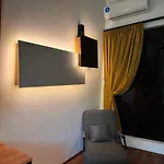 Blisku Do Gradot - Riverfront Luxury Lodge *