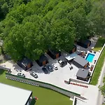 Lodge Blisku Do Gradot - Riverfront Luxury