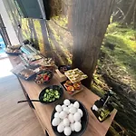 Blisku Do Gradot - Riverfront Luxury Lodge *