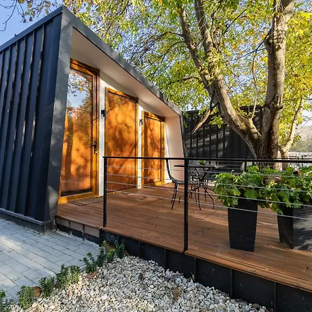 Blisku Do Gradot - Riverfront Luxury Lodge