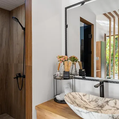 Blisku Do Gradot - Riverfront Luxury Lodge