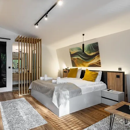 Blisku Do Gradot - Riverfront Luxury Lodge *