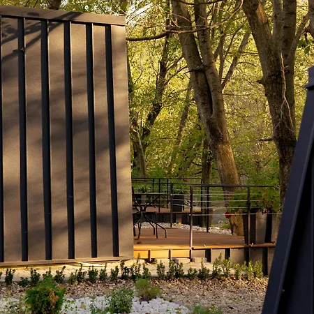 Blisku Do Gradot - Riverfront Luxury Lodge *
