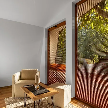 Blisku Do Gradot - Riverfront Luxury *