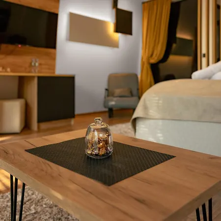 Lodge Blisku Do Gradot - Riverfront Luxury *