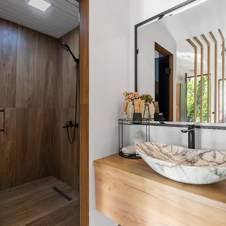 Blisku Do Gradot - Riverfront Luxury 山林小屋