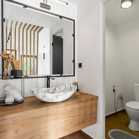 Blisku Do Gradot - Riverfront Luxury Lodge *