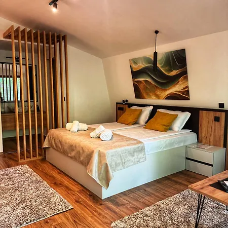 Blisku Do Gradot - Riverfront Luxury 山林小屋