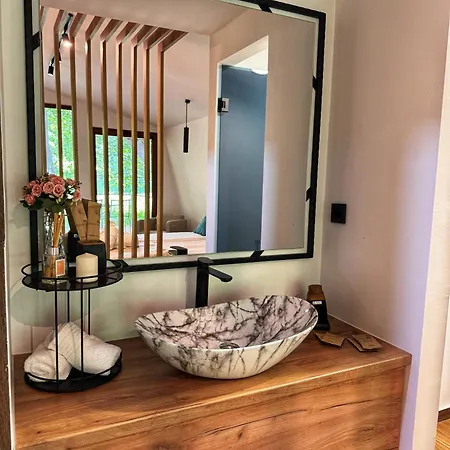 Lodge Blisku Do Gradot - Riverfront Luxury