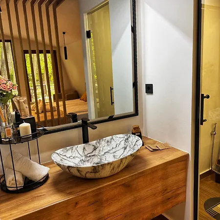 Lodge Blisku Do Gradot - Riverfront Luxury *