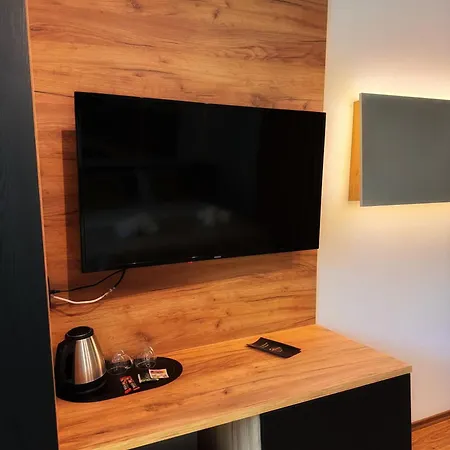 Blisku Do Gradot - Riverfront Luxury Lodge