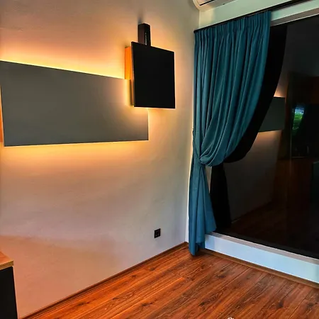 山林小屋 Blisku Do Gradot - Riverfront Luxury *