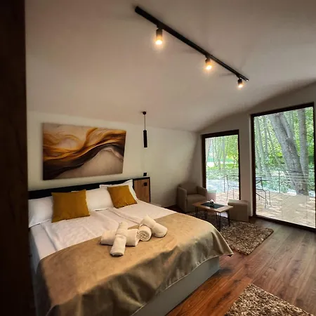 Blisku Do Gradot - Riverfront Luxury Lodge *