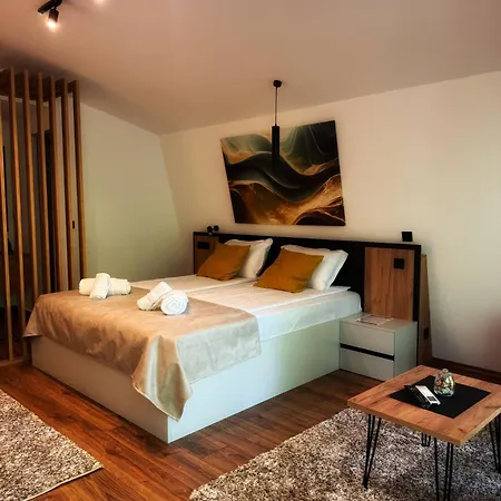 Blisku Do Gradot - Riverfront Luxury 山林小屋