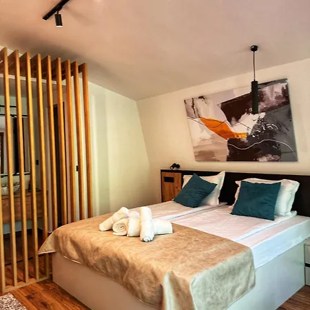 Blisku Do Gradot - Riverfront Luxury *