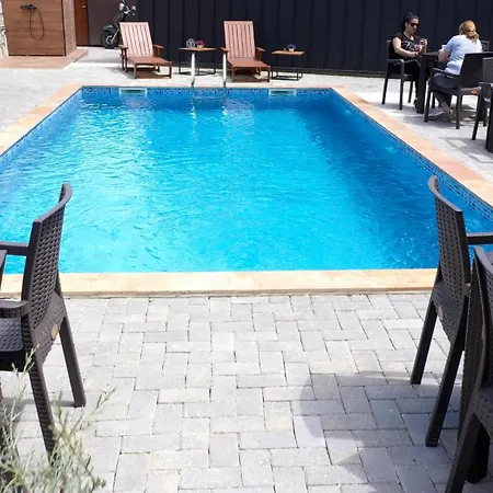 Blisku Do Gradot - Riverfront Luxury 山林小屋