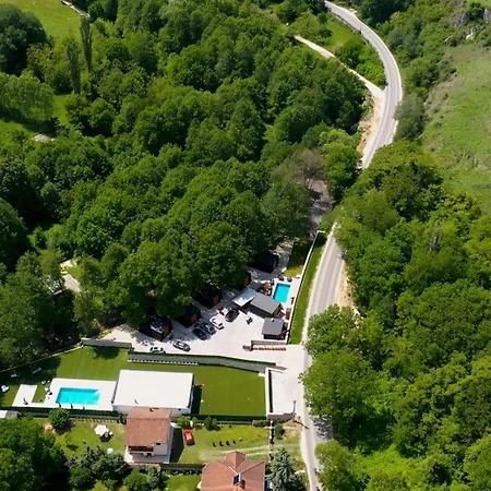 山林小屋 Blisku Do Gradot - Riverfront Luxury *