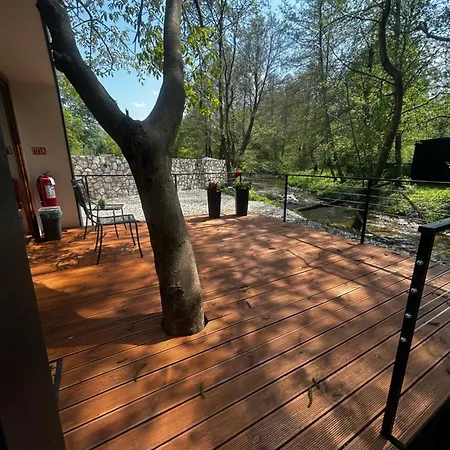 Blisku Do Gradot - Riverfront Luxury