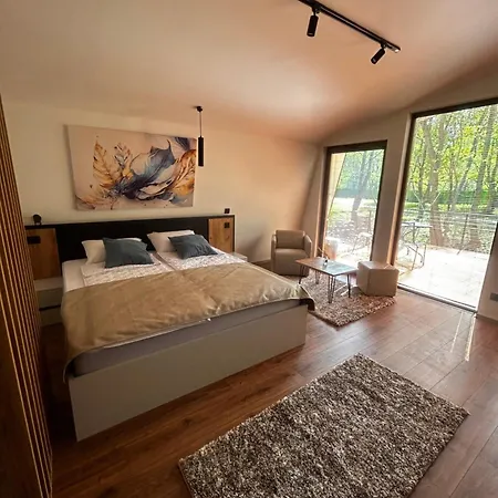 Blisku Do Gradot - Riverfront Luxury 山林小屋