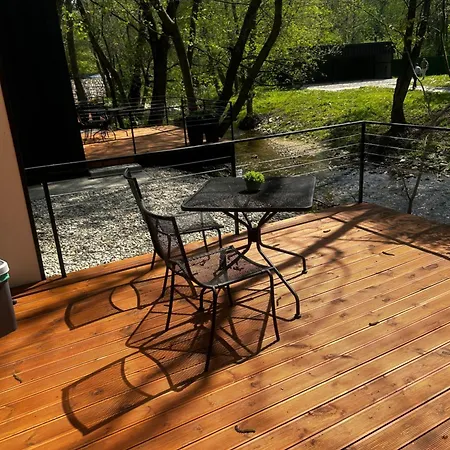 山林小屋 Blisku Do Gradot - Riverfront Luxury *