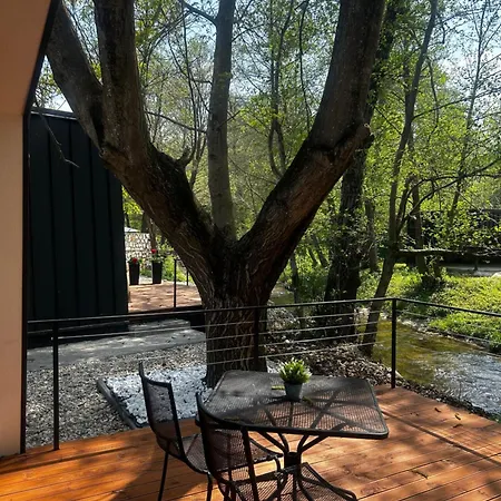 Blisku Do Gradot - Riverfront Luxury 山林小屋