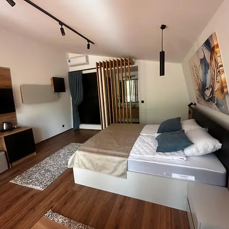 山林小屋 Blisku Do Gradot - Riverfront Luxury *