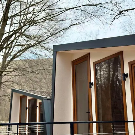Blisku Do Gradot - Riverfront Luxury Lodge *