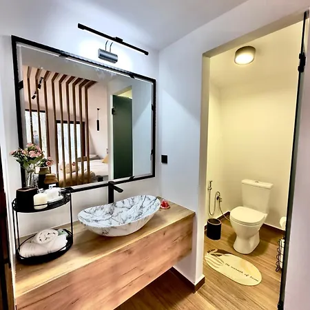 Blisku Do Gradot - Riverfront Luxury Lodge