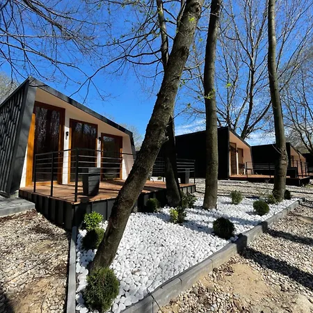 Blisku Do Gradot - Riverfront Luxury Lodge *