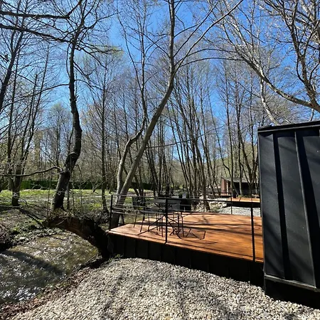 Blisku Do Gradot - Riverfront Luxury Lodge *