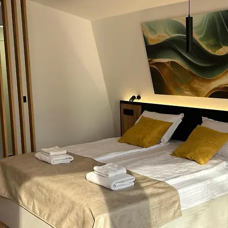 Blisku Do Gradot - Riverfront Luxury Lodge *