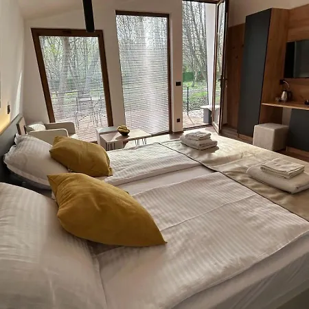 山林小屋 Blisku Do Gradot - Riverfront Luxury *