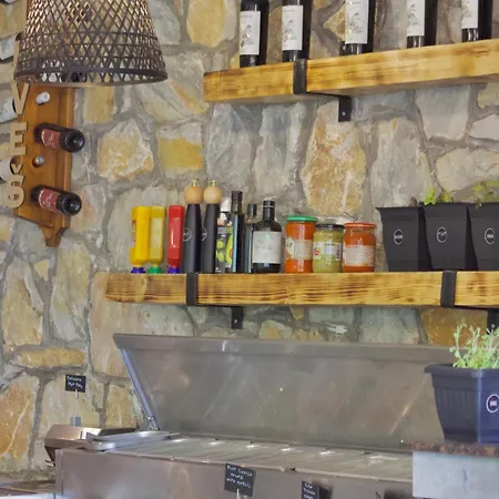 Blisku Do Gradot - Riverfront Luxury Lodge
