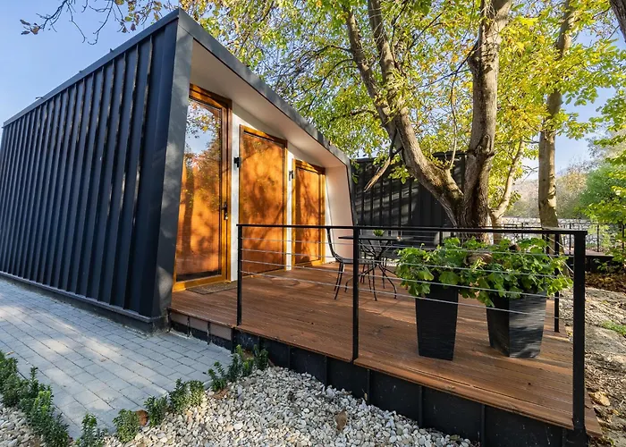 Blisku Do Gradot - Riverfront Luxury Lodge