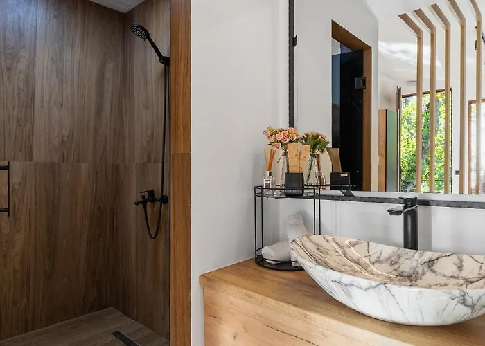 Blisku Do Gradot - Riverfront Luxury Lodge