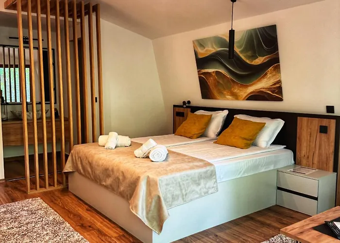 Blisku Do Gradot - Riverfront Luxury Lodge