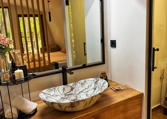 Lodge Blisku Do Gradot - Riverfront Luxury *