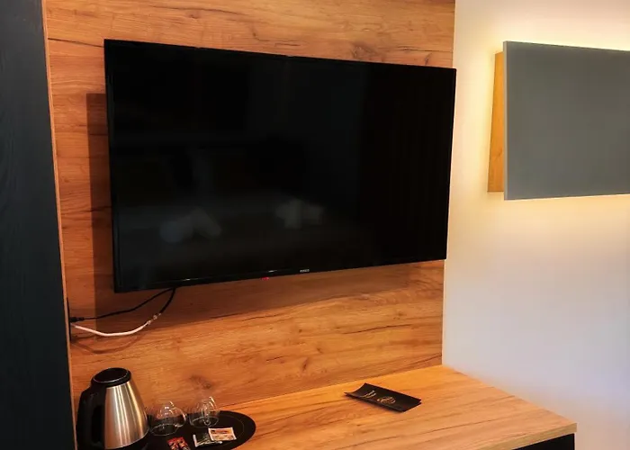 Blisku Do Gradot - Riverfront Luxury Lodge