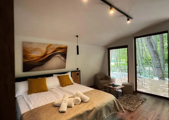 Blisku Do Gradot - Riverfront Luxury Lodge *