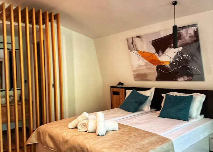 Blisku Do Gradot - Riverfront Luxury *