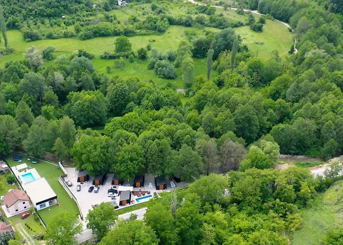 Blisku Do Gradot - Riverfront Luxury Lodge