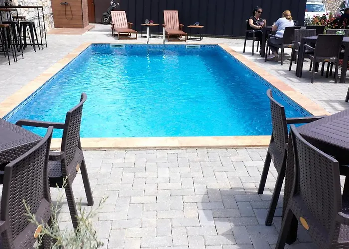 Blisku Do Gradot - Riverfront Luxury Lodge