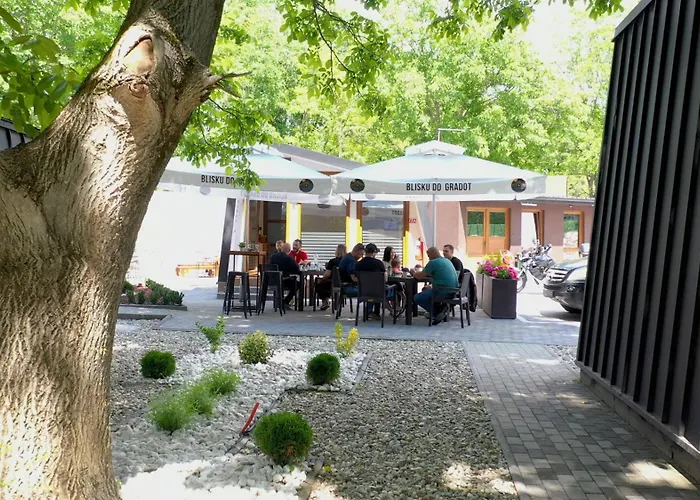 Blisku Do Gradot - Riverfront Luxury Lodge Σκόπια