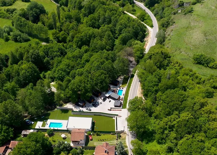 Lodge Blisku Do Gradot - Riverfront Luxury *