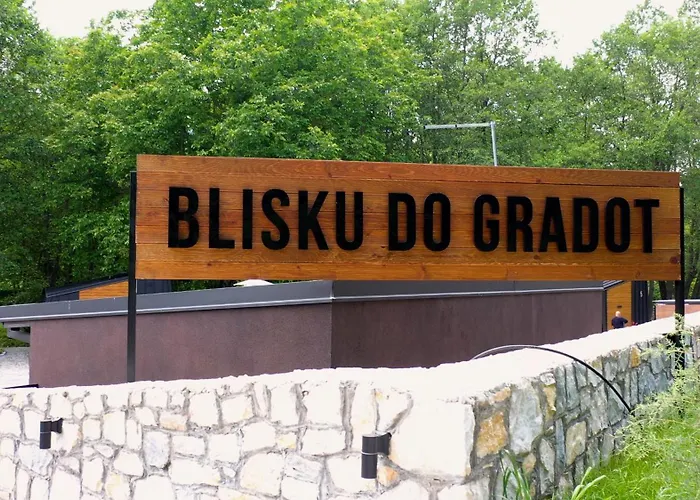 Blisku Do Gradot - Riverfront Luxury Lodge *