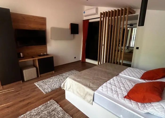 Blisku Do Gradot - Riverfront Luxury Lodge