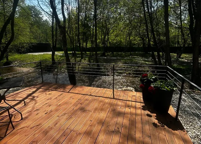 Blisku Do Gradot - Riverfront Luxury