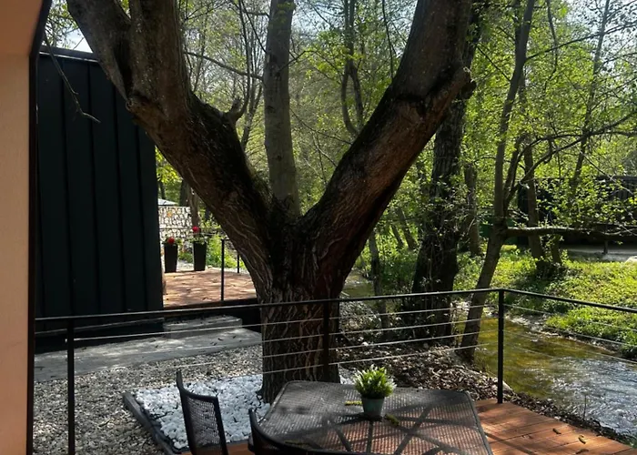 Blisku Do Gradot - Riverfront Luxury Lodge