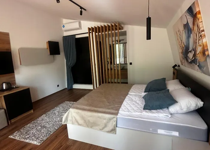 Lodge Blisku Do Gradot - Riverfront Luxury *